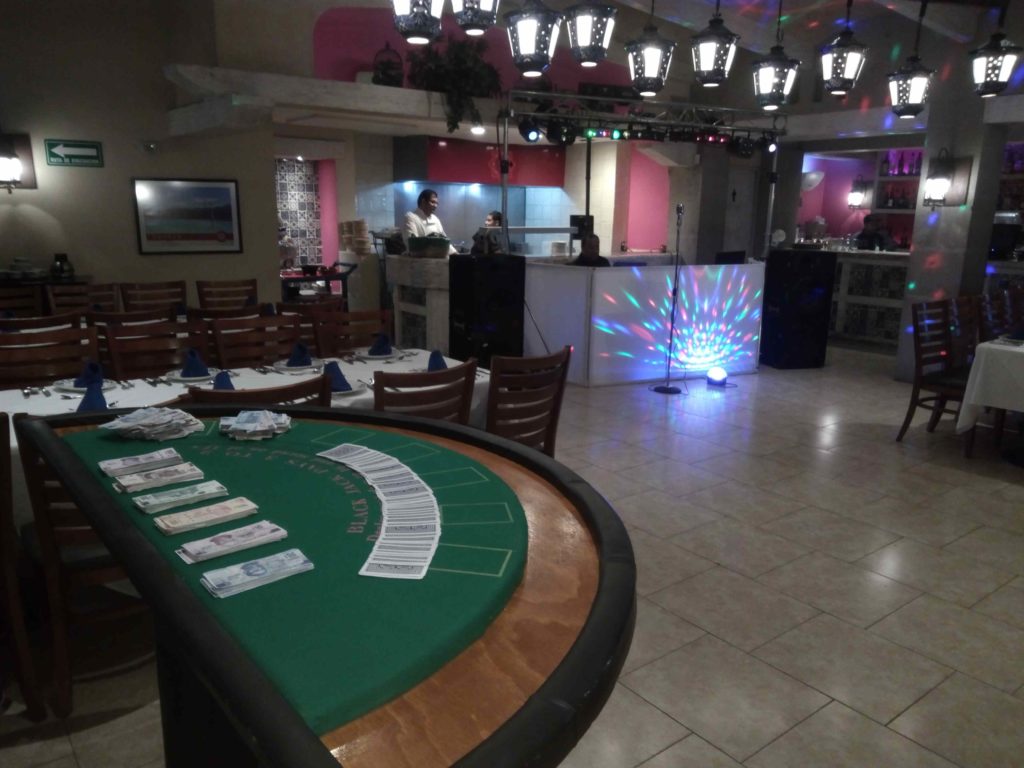 Nuestras mesas de black Jack son muy adictivas, atrévete a realizar un casino de fantasía en tu evento. CDMX