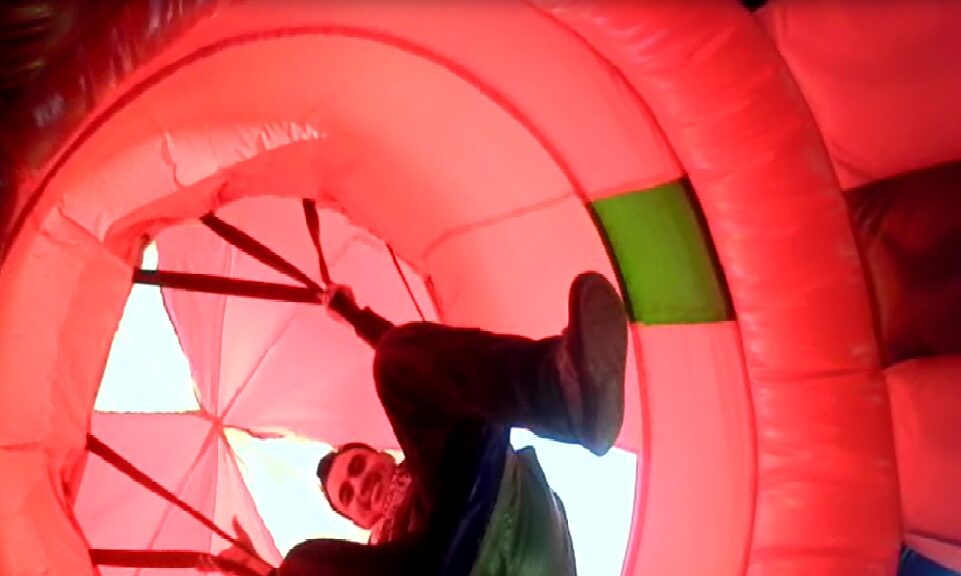 Siente la emoción de caer de un paracaídas sin correr riesgos